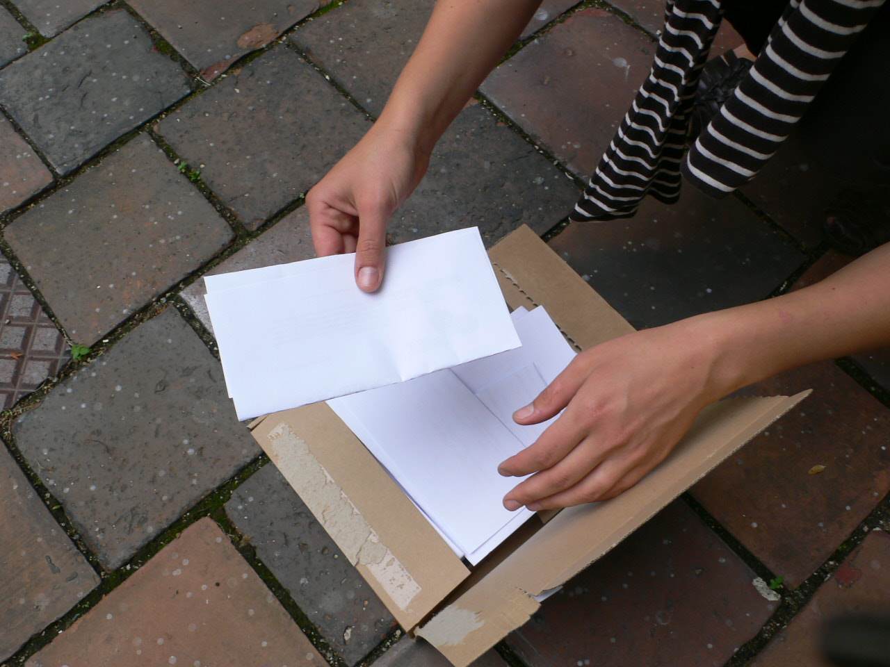  Ziehen des/der Gewinner/in / Drawing The Name Out Of The Box