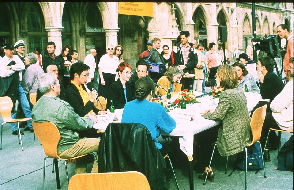  [Cross the Border]: Public Performance on Munich's Marienplatz - against racist regulations concerning asylum seekers: Public Hearing