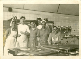griechische-gastarbeiterinnen-in-der-grosskueche-des-uniklinikums-in-den-1960er-jahren_photo-von-privat-273x200.jpg